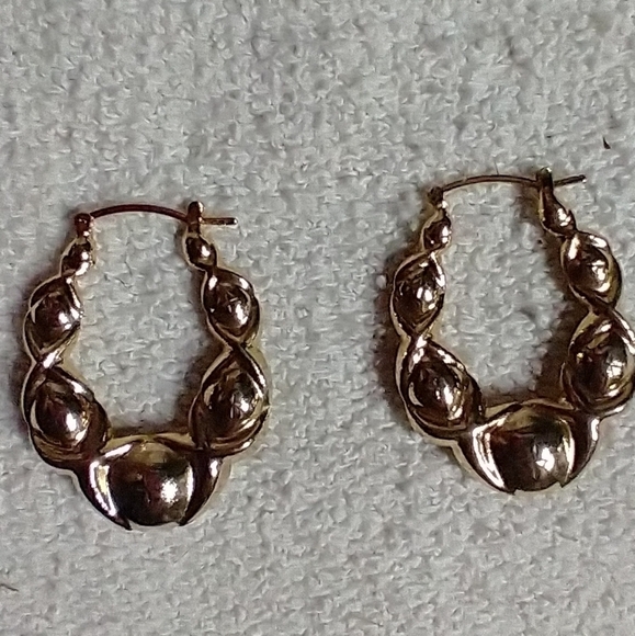Goldtone puffy decorative wire earrings - Picture 2 of 4